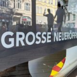 Auf Kniehöhe versteckt kündigt ein Aushang im Engbers-Laden in Unna einen Umzug an. Wohin die Reise führt, erfahren Kunden auf Nachfrage.