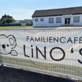 Das Werbebanner hängt schon am Zaun, das Schild über der Eingangstür: Das Familiencafé Lino’s kommt nach Bergkamen.