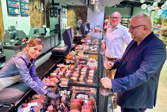 An der Frischetheke im Marktkauf in Dortmund-Aplerbeck stehen Verkäuferin Arife Cidan, Chef Stefan Grubendorfer und Volkan Baran, integrationspolitischer Sprecher der SPD im NRW-Landtag.