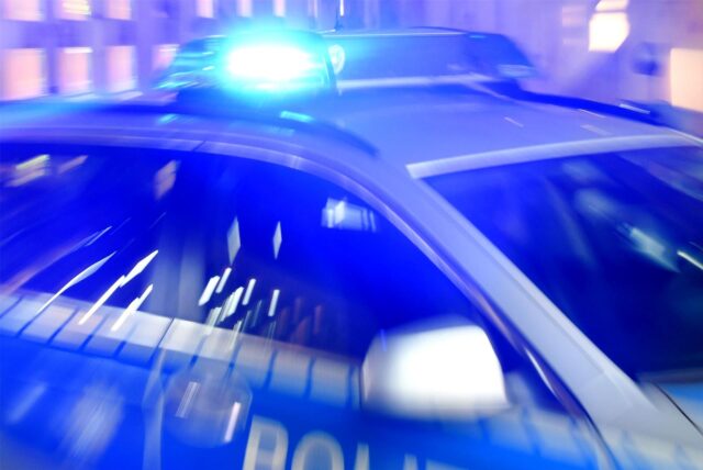 Ein Polizeiauto mit angeschaltetem Blaulicht (Symbolbild).