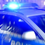 Ein Polizeiauto mit angeschaltetem Blaulicht (Symbolbild).