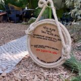 Ein improvisiertes Schild am Zugang zum inzwischen geräumten Camp eines selbsterklärten Naturburschen in Unna lud Frauen, Mütter und Mädchen zum Sex ein.