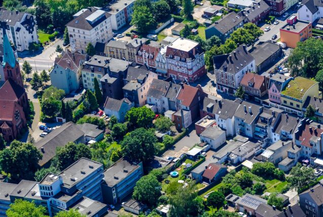 Ein Blick auf die Ewaldstraße in Höhe der Erlöserkirche (links). Ganz in der Nähe passierte die Messerattacke in der Nacht auf den 9. Dezember 2024.