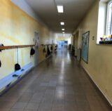 Die angekündigten hohen Temperaturen lassen Fragen nach Hitzefrei für Schülerinnen und Schüler aufkommen. Flure, die deswegen zeitweise leer sind, gibt es aber nicht an jeder Selmer Schule (Symbolbild).