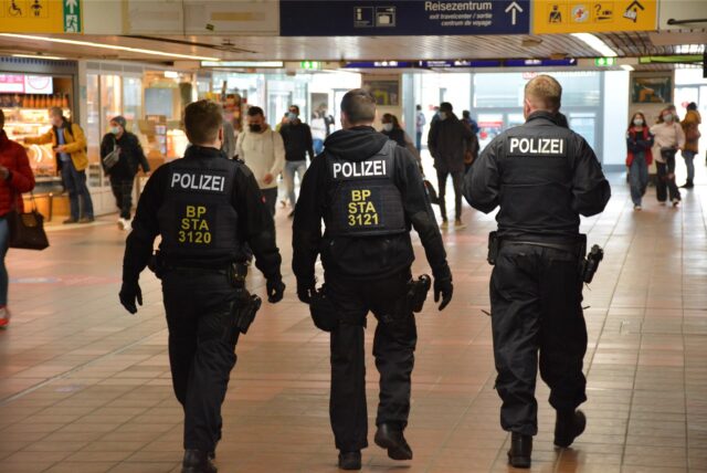 Drei Beamte der Bundespolizei patrouillieren durch den Dortmunder Hauptbahnhof (Symbolbild).