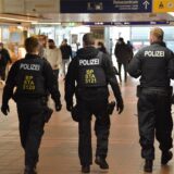 Drei Beamte der Bundespolizei patrouillieren durch den Dortmunder Hauptbahnhof (Symbolbild).