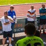 Thomas Hennig (v.l.), Marco Bojda, Andre Rödiger und Patric da Costa Cardoso sprechen vor dem ersten Training zur Mannschaft.