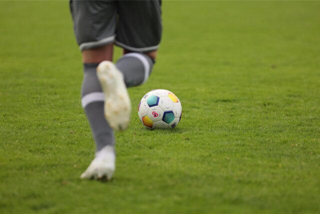 Ein Spieler läuft einem Ball hinterher.