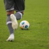 Ein Spieler läuft einem Ball hinterher.