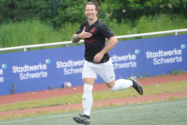 Ein Spieler der SG Eintracht Ergste jubelt.