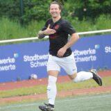 Ein Spieler der SG Eintracht Ergste jubelt.