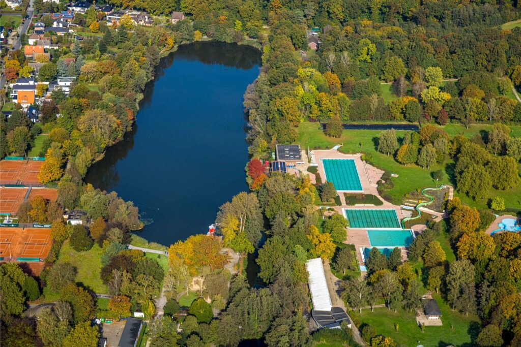 Das Bild zeigt das Freibad Cappenberger See aus der Vogelperspektive. Das Bild zeigt das Freibad Cappenberger See aus der Vogelperspektive.