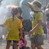 Kinder unter einem Wassersprenger