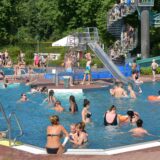 Vielen Menschen im vollen Freibad Selm