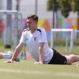 Trainer Pascal Harder macht eine Mobilitätsübung vor.