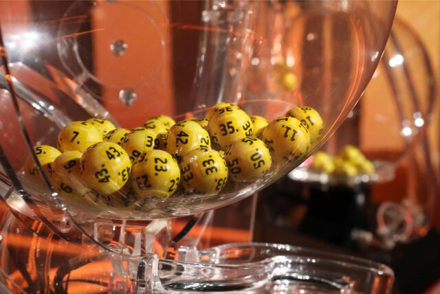 Die gelben Eurojackpot-Kugeln bei der Ziehung im Studio.
