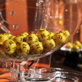 Die gelben Eurojackpot-Kugeln bei der Ziehung im Studio.