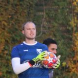 Hendrik Hamelmann hält den Ball fest.
