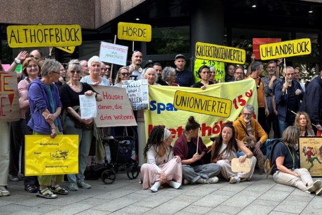 Über 120 Mitglieder protestieren beim Spar- und Bauverein gegen Mieterhöhungen. Vor zwei Jahren waren die Proteste noch deutlich kleiner.