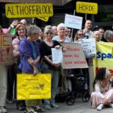 Über 120 Mitglieder protestieren beim Spar- und Bauverein gegen Mieterhöhungen. Vor zwei Jahren waren die Proteste noch deutlich kleiner.