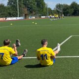 Luis Dombrowski (Nummer elf) und Tom Kleimann (Nummer sechs) im Trikot im Tor-Aus.