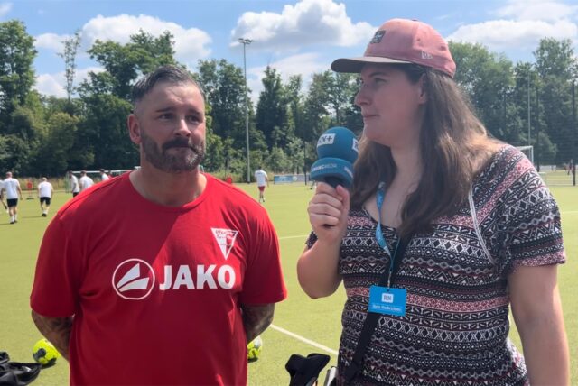 Pascal Harder, Trainer des Werner SC, und RN-Reporterin Pauline Korte.