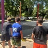 Drei Jungen betätigen die Pumpe am großen Wasserspiel auf dem Wasserspielplatz an der Ruhrstraße in Schwerte.