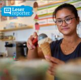 Mitarbeiterin Michelle bereitet eine Kugel „Dortmunder Apfel“-Eis im „Hitzefrei“