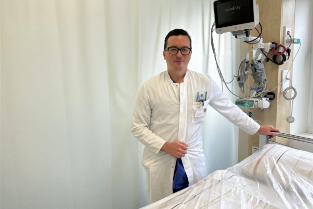 Dr. Timo-Benjamin Baumeister an einem Patientenbett