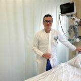 Dr. Timo-Benjamin Baumeister an einem Patientenbett