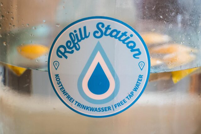 Ein Aufkleber einer Refill-Station