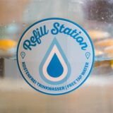 Ein Aufkleber einer Refill-Station