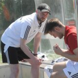 Niklas Herberg schreibt etwas.