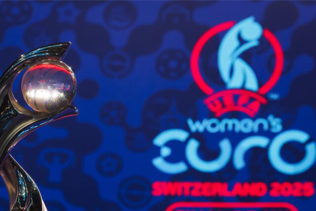 Das Logo und der Pokal der UEFA Women’s EURO 2025 in der Schweiz.