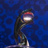Das Logo und der Pokal der UEFA Women’s EURO 2025 in der Schweiz.