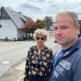 Kai Gottschalk und Nachbarin Philomina Erftkemper stehen in der Buggestraße in Kirchlinde und zeigen uns die Schäden in der Fahrbahn.