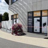 Mit Flatterband sind Teile des Einkaufszentrums Neue Mühle in Unna abgesperrt.