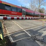 Ein Zug in Selm an einem Bahnübergang.