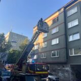 Einsatzkräfte der Feuerwehr stehen im Korb der Drehleiter vor einem Haus im Unionviertel in Dortmund.