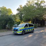 Ein Polizeiwagen steht auf der Königsberger Straße in Kamen vor dem Mix-Markt.