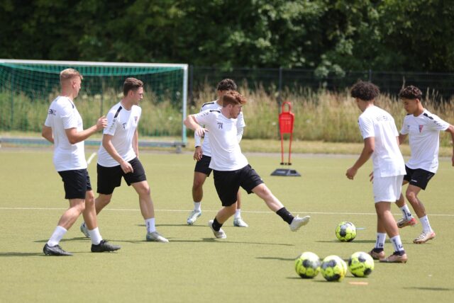 Die Mannschaft des Werner SC spielt sich warm.