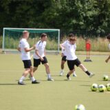 Die Mannschaft des Werner SC spielt sich warm.