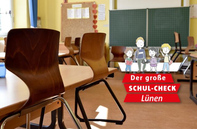 Ein Klassenraum von innen, rechts das Logo zum neuen Schul-Check