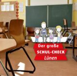 Ein Klassenraum von innen, rechts das Logo zum neuen Schul-Check