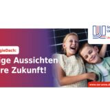 Ein Mädchen und ein Junge liegen lächelnd auf einem Solarmodul. Das Bild wirbt für das „EnergieDach“ der Stadtwerke Unna.