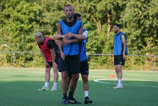 Neuzugang Cem Bozkurt umarmt einen Mitspieler von Eintracht Werne.