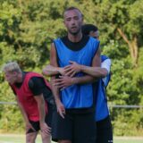 Neuzugang Cem Bozkurt umarmt einen Mitspieler von Eintracht Werne.