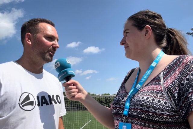SV Herberns Trainer Sven Pahnreck und RN-Redakteurin Pauline Korte.