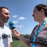 SV Herberns Trainer Sven Pahnreck und RN-Redakteurin Pauline Korte.