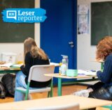 Symbolbild: Schülerinnen und Schüler sitzen in einem Klassenzimmer